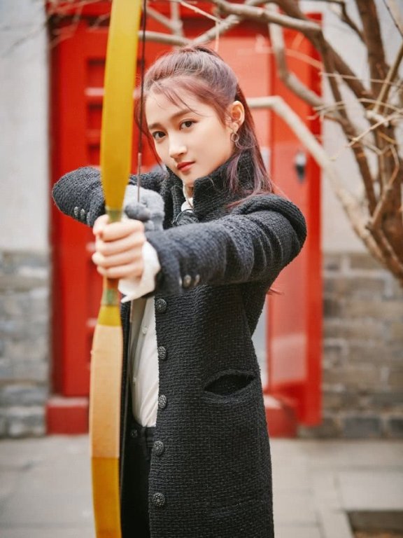 关晓彤穿5万大衣参加节目,弯弓射箭英姿飒爽,鞋子太厉害了