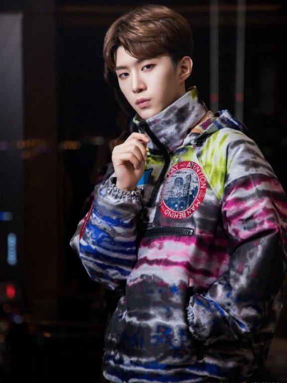 范丞丞身穿彩色外套配嫩黄色长裤,近照颜值惊艳众粉丝