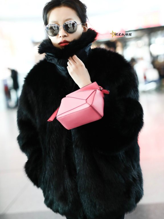 孙怡穿黑色毛皮大衣，现身北京首都机场