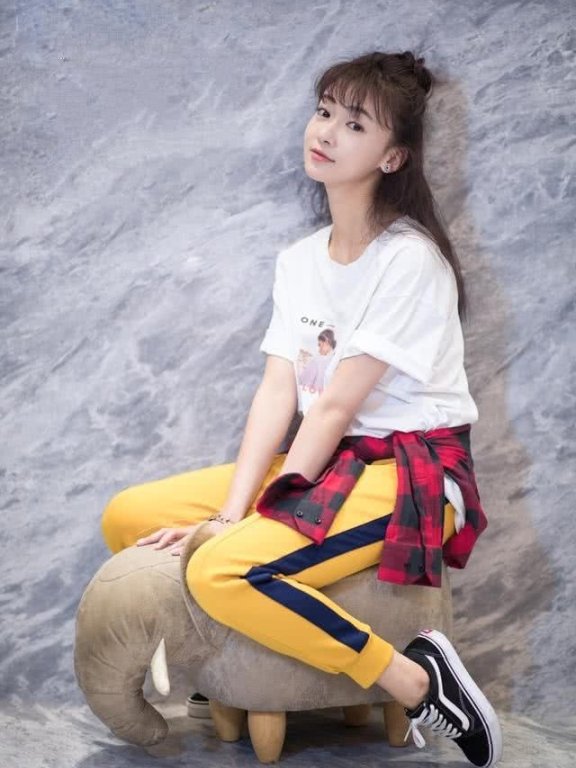 吴谨言又换新发型,波浪大卷配黑色蕾丝裙,复古优雅女人味十足