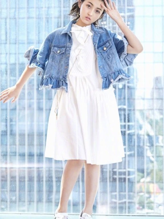 张子枫把“稻草”当裙穿,这才时髦有个性!