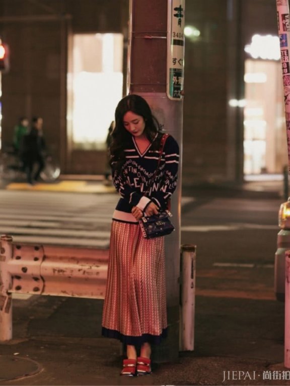 杨幂东京街拍,示范早春穿搭,优雅又迷人,女神范十足!