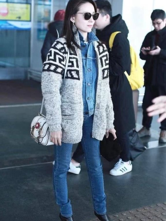 董洁机场牛仔衣叠穿针织衫，少女气质依旧惊艳