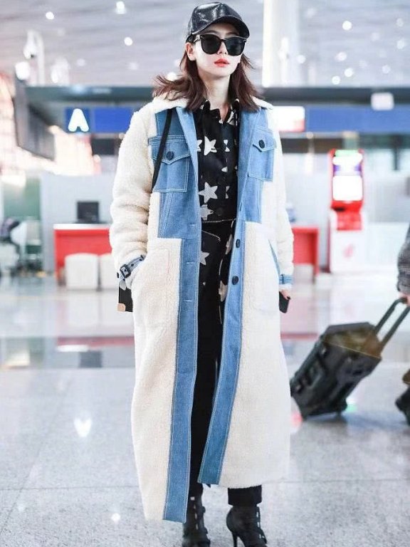 戚薇撞衫张天爱,同款风衣演绎不同季节时髦搭