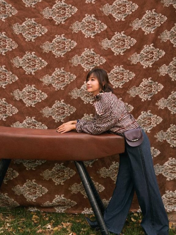 徐静蕾拖地长格纹裙搭配贝雷帽,尽显法式少女优雅感