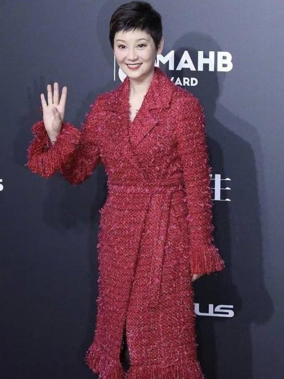 徐帆也紧追潮流, “狗啃刘海”短发加“起球”大衣, 帅气优雅两不误