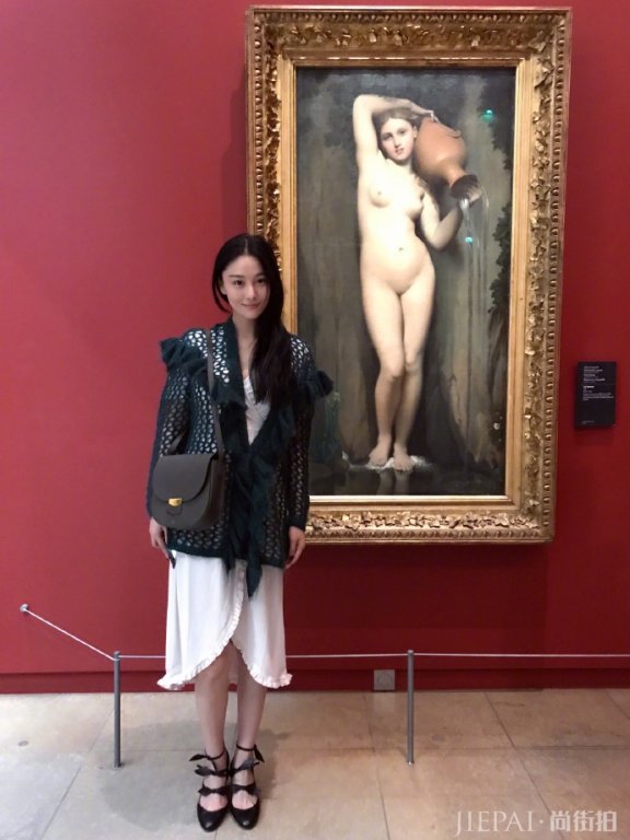 张馨予婚后穿衣不再各种性感了,舒服了很多