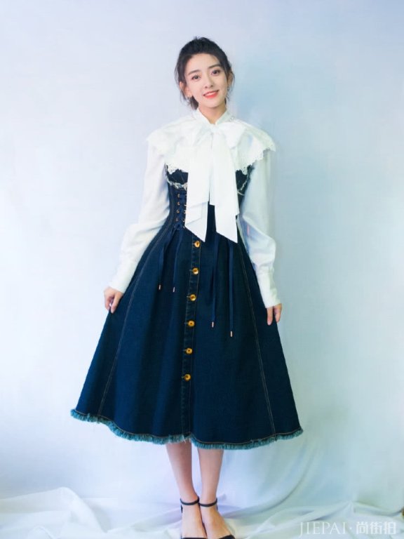 梁洁穿搭复古风格,摇身变“国民小姐姐”