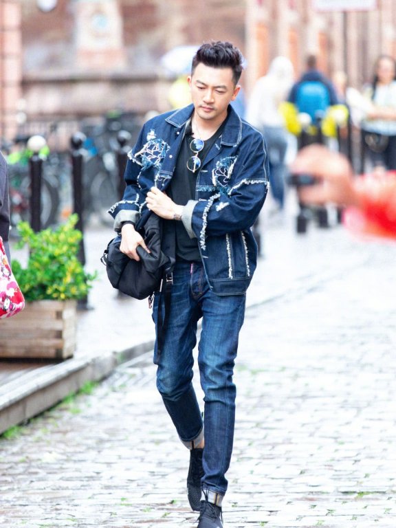 苏有朋豪气丸子头和约翰尼德普同台,气场真不输