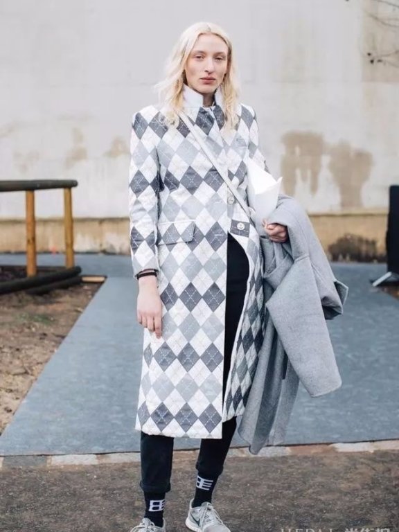 大衣+运动鞋更时髦!