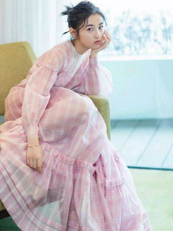 张子枫粉色蓬蓬裙可爱又清纯,17岁衣品艳压众女星!