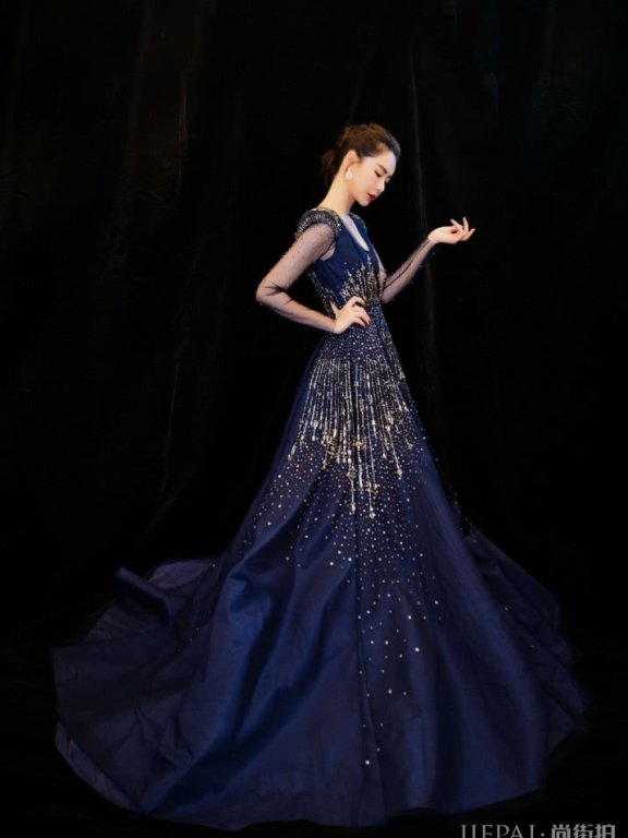 戚薇深蓝色高定礼服裙身镶满钻石,胸口事业线突出!