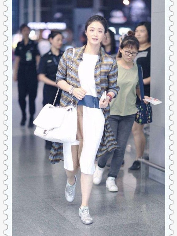 蒋欣拥有一张18岁的脸蛋,可这110斤身材太出戏了