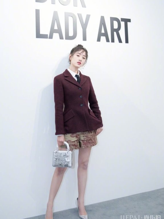 袁冰妍西装搭配花裤子气质好到出众