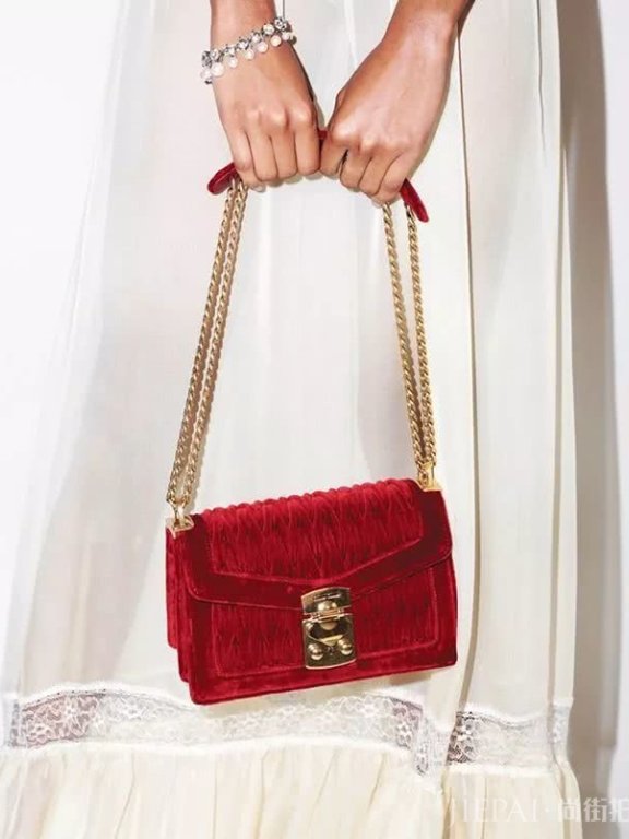 Prada、Gucci圣诞限定包包,妹子们都喜欢的约会单品