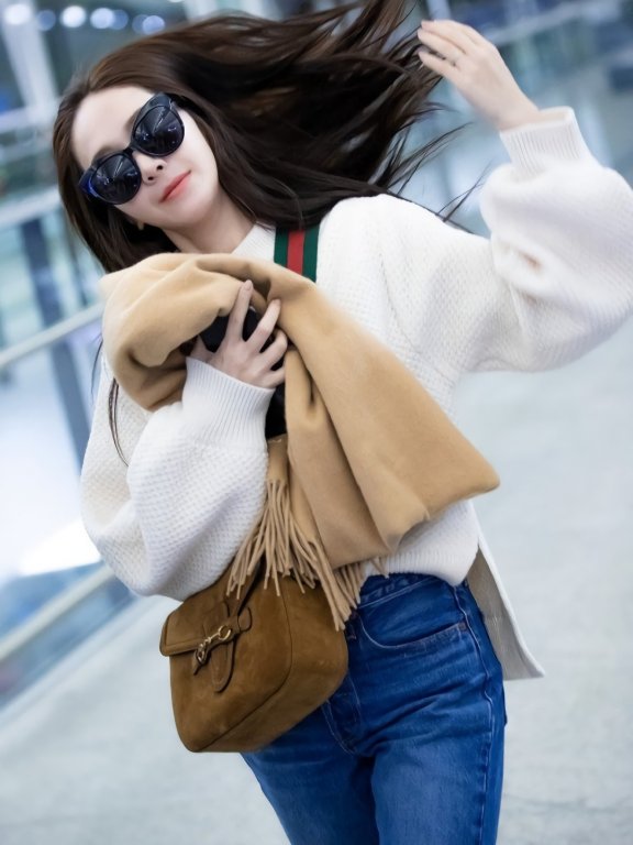 郑秀妍穿烂大街的衣服凹造型,原来是在拍洗发水广告?