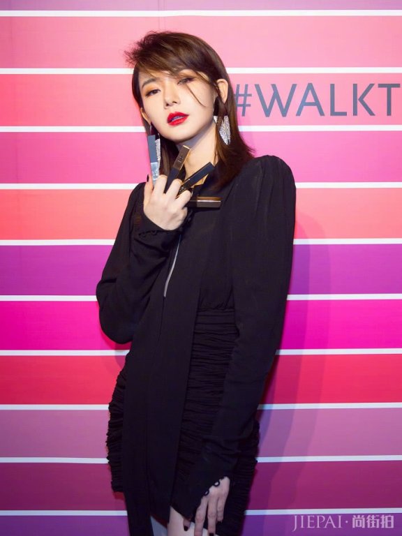 戚薇裙摆本就只有15cm,还要开个超大V领,绝世好腿