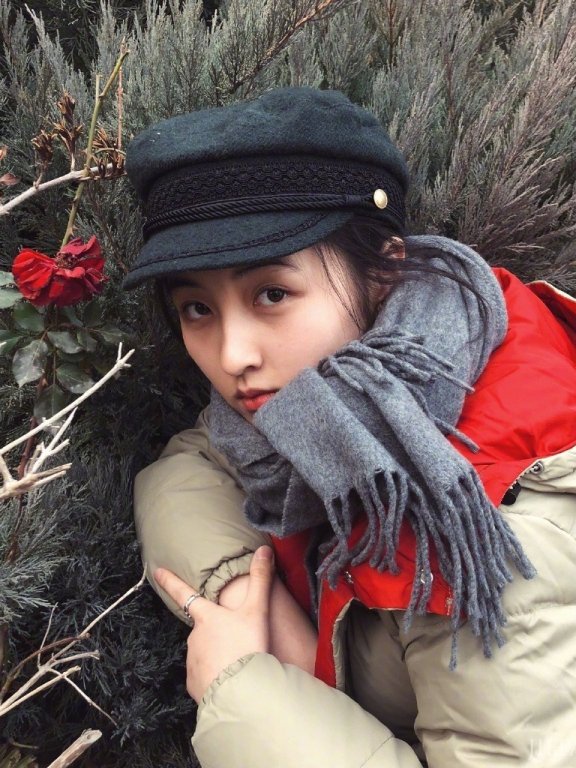 张子枫接地气羽绒造型,还挺不错的