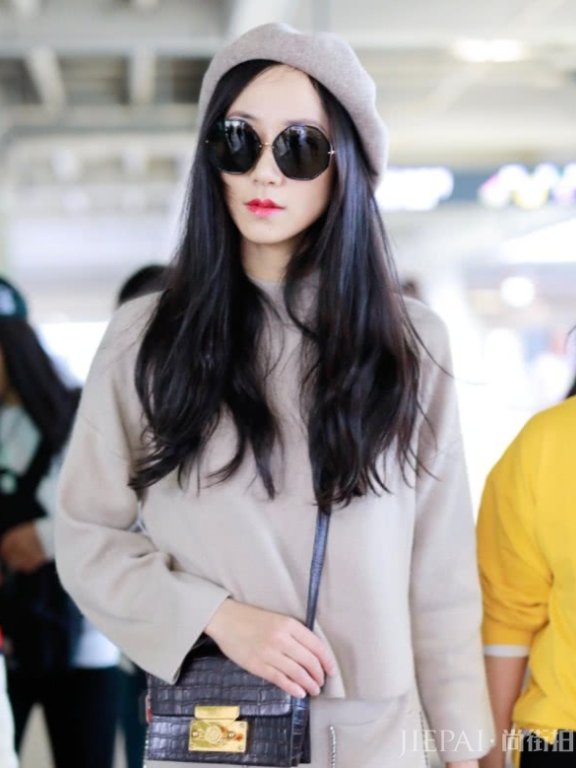 韩雪一袭裙装亮相机场！