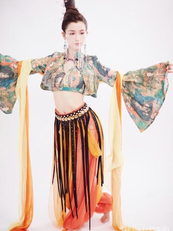 娱乐圈又多了一位新疆美女,哈妮克孜美成仙女,却瘦得让人心疼!