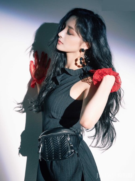 周洁琼第一次画这种“欧美妆”,气场强了10倍!