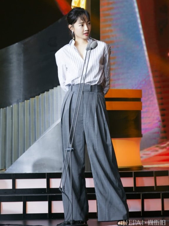 白百何为了塑身形拼了，竟在里面穿铁网衣？难怪看着这么僵硬