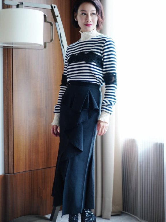 惠英红剪短发拍杂志封面气质不输小花们,气场开挂