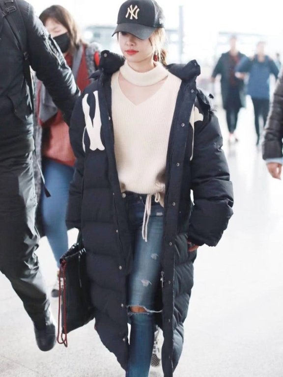 蔡依林两次撞衫李宇春,这回挑战长款羽绒服,小个子的她能赢吗?