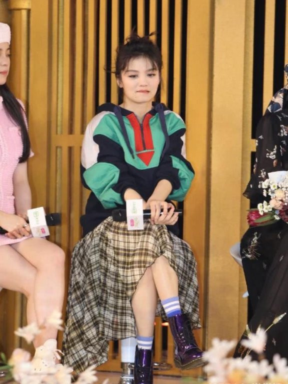 春夏格子裙+紫色短靴,露出蓝白条纹袜,这造型想让人忽视都难