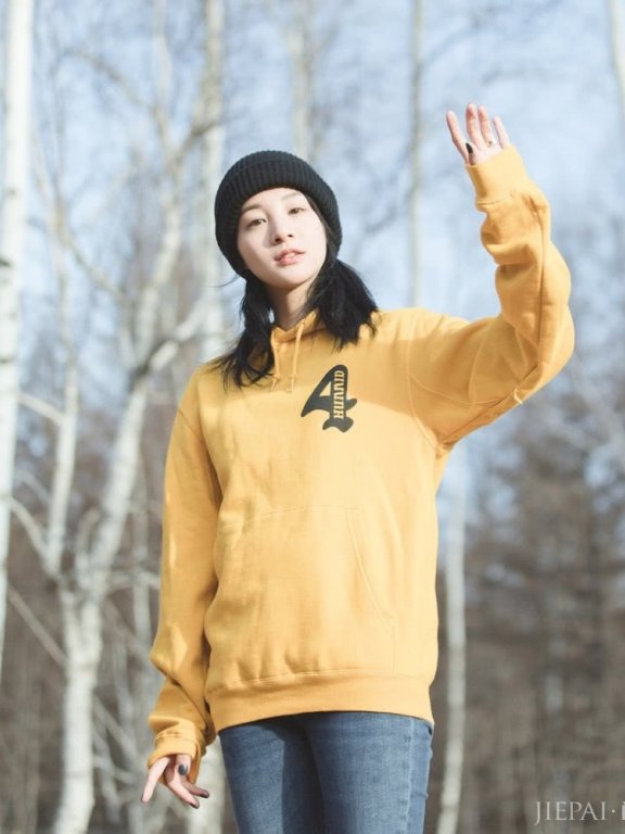 章龄之在综艺《亲爱的客栈》中穿黄色卫衣明媚如少女