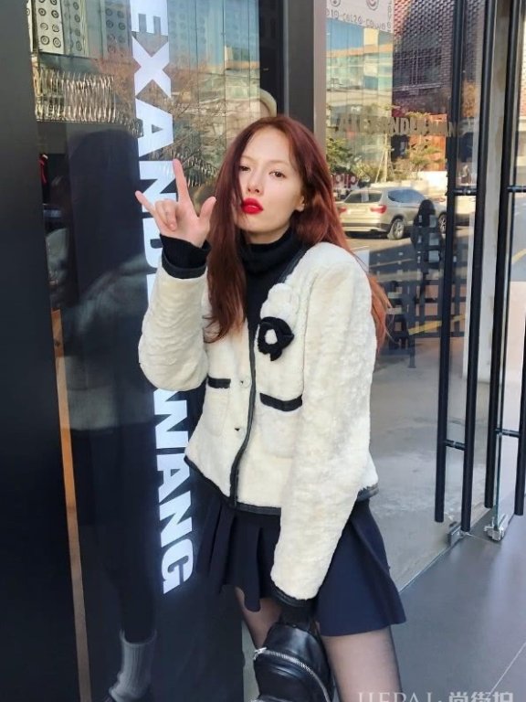 金泫雅穿了2双袜子,白色长袜穿在黑丝外面,结果却是意外的好看