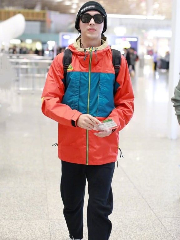 许魏洲现身机场，拼色冲锋衣外套活力又帅气，浓浓圣诞风搭配