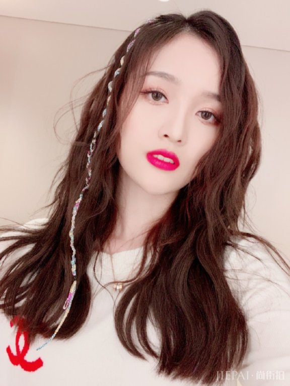 吴宣仪化浓妆太惊艳，口红性感爆棚！