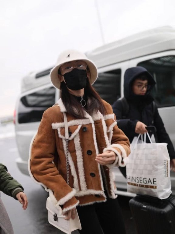 吴谨言小羊羔夹克搭配渔夫帽,少女感十足