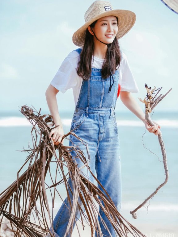 王鸥上综艺《野生厨房》穿背带裤俏皮减龄,少女感十足