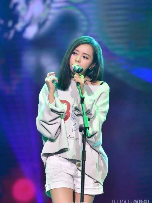 张靓颖除了唱歌好听,海豚公主的穿衣打扮也美得让人挪不开眼