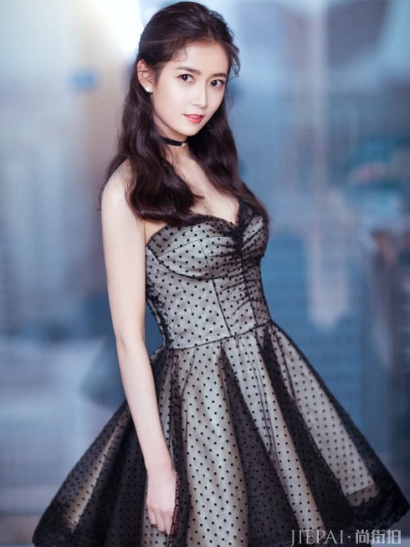 同一件裙子,陈钰琪穿成“性感女郎”,杨超越因保守穿成小可爱!