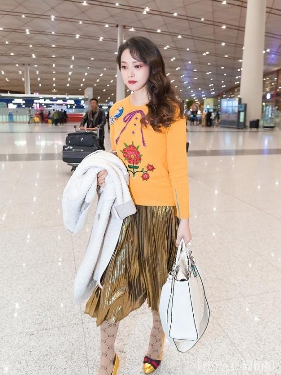 李嘉欣和伊能静同穿百褶裙,终于见识了真正的冻龄女神