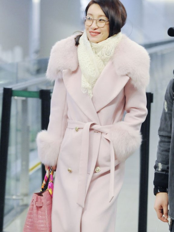 冬季的潮流时尚毛领大衣 再冷也不怕了