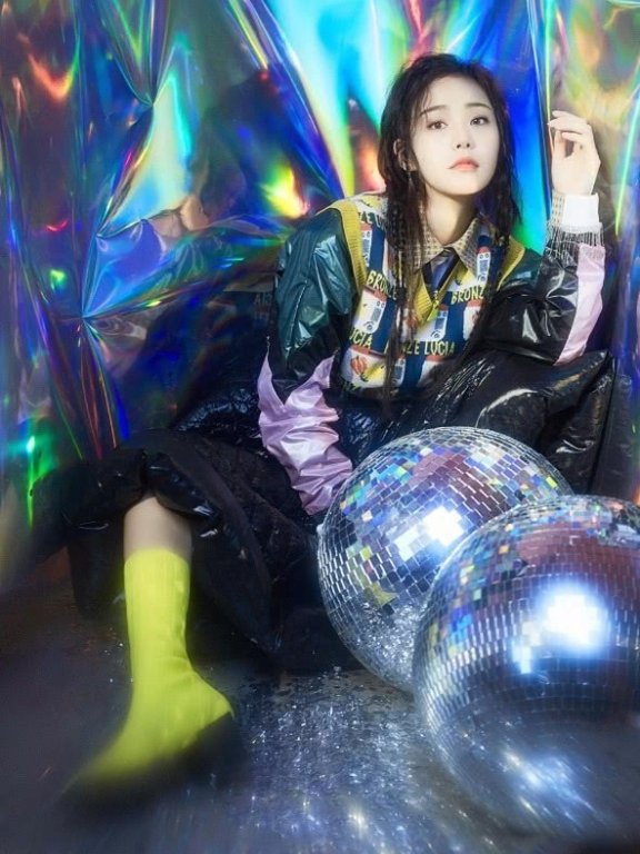 长裙已经不流行了，现在流行张佳宁这种“充气袋裙”，酷到不行！