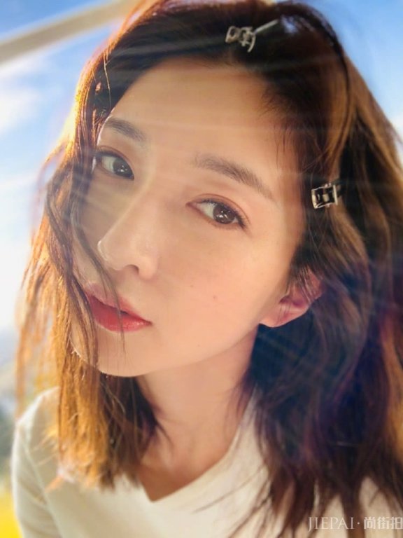 江疏影发自拍,近景依然貌美如花,好看的人“迷之角度”也好看