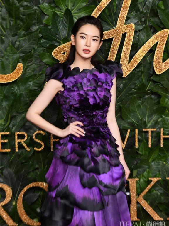 戚薇出席英国时尚典礼 两套礼服美艳亮相国际舞台