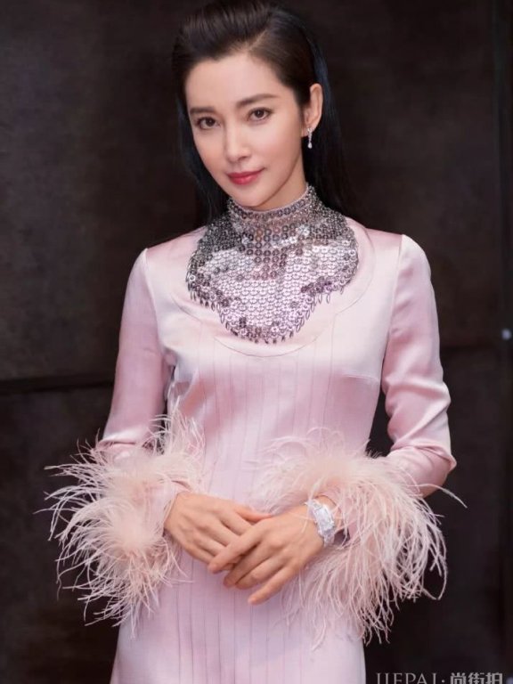 李冰冰如何在红毯中杀出重围？年会就看这件法宝了