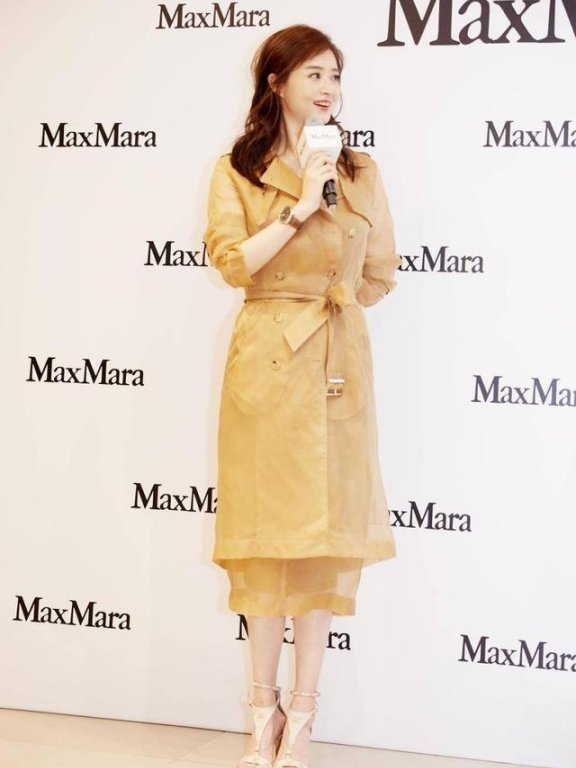 蒋欣换个发型穿风衣!