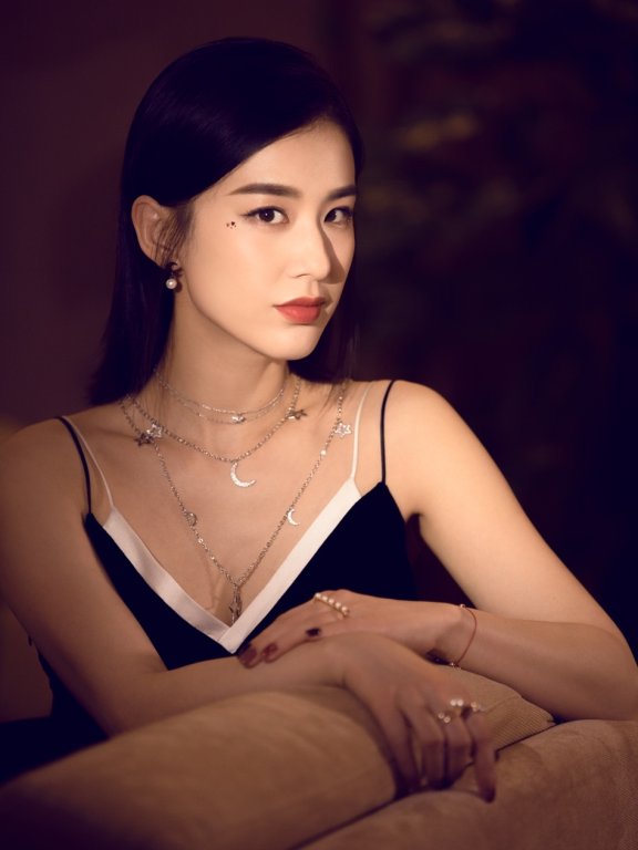 黄圣依拍写真 桃心妆可爱俏皮