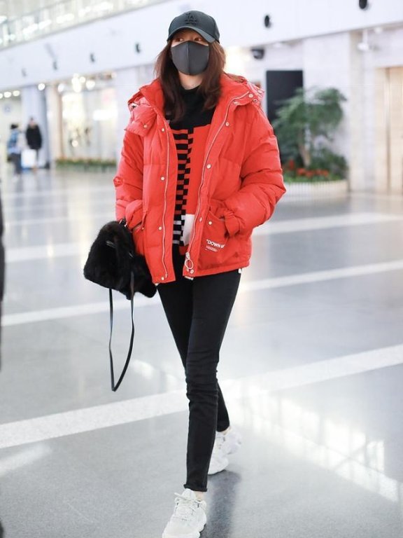 关晓彤和颖儿撞上羽绒服,网友:终于见识了真正的少女感