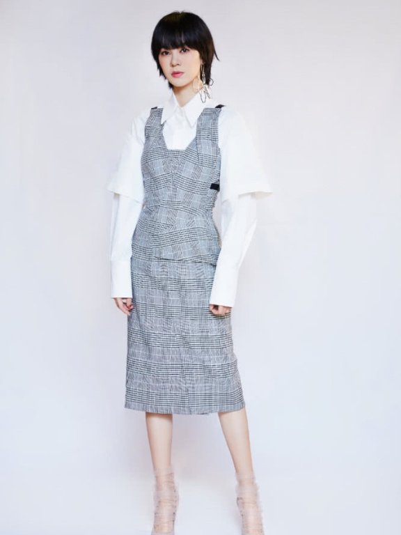 郁可唯耳朵“戴朵花”,却被高跟鞋抢尽风头:真少女