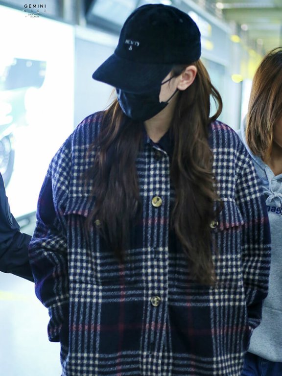 迪丽热巴穿7千多的男款格纹衬衫走机场,却被吐槽没有腰