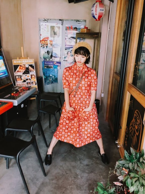 沈月丸子头搭配格纹套装 搭出了俏皮少女感