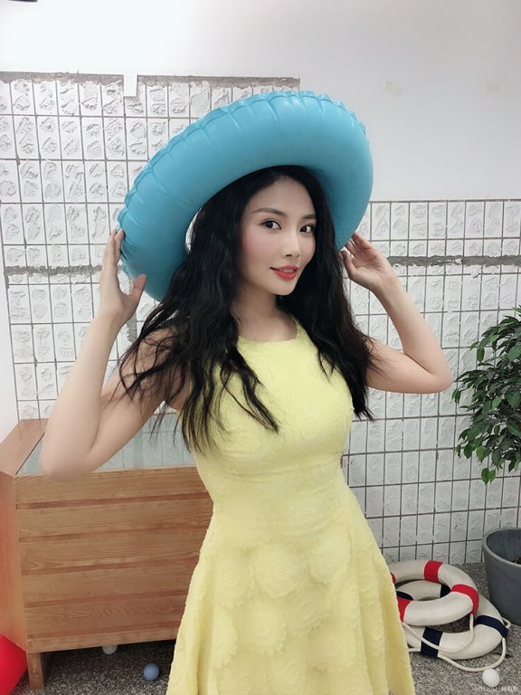 徐冬冬最新写真图片 化身泡面女孩与气球玩耍，好萌好甜！